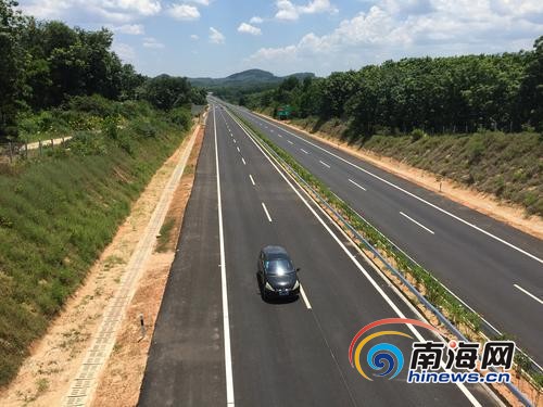 车辆在屯琼高速上行驶。南国都市报记者姚传伟摄