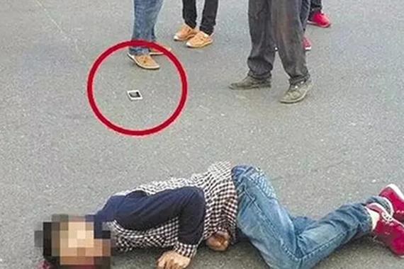 男子被撞身亡手机视频仍在播放