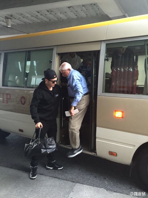 黄晓明扶老人下车