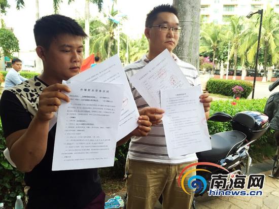 农民工讨薪遇难题,出示的合同书。(南海网记者陈丽娜摄)