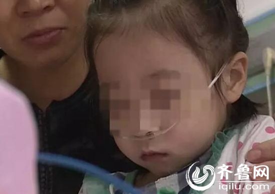 6岁的小王迪，长得甜美可爱，可是就算是不停地吸氧，她的喉部还是不断起伏，呼吸十分困难。（视频截图）