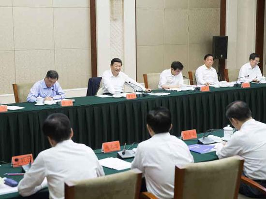 图为：2015年6月18日，习近平在贵州召开部分省区市党委主要负责同志座谈会，听取对“十三五”时期扶贫开发工作和经济社会发展的意见和建议。