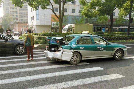 斑马线前出租车停车礼让却被后方大奔撞了