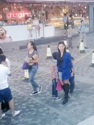 一手牵一个儿子好温馨