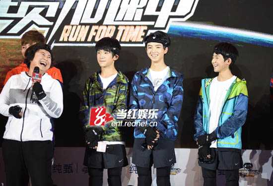 贾玲现场逗乐TFBOYS。