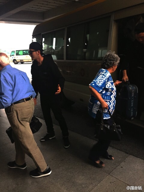 黄晓明一身黑衣现身