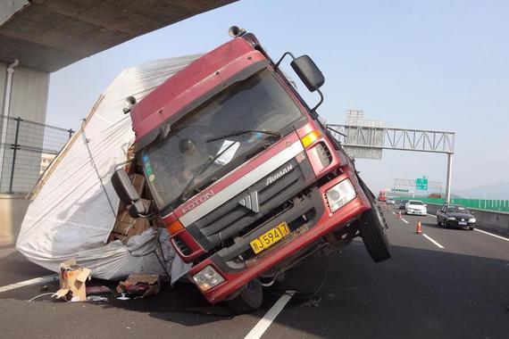 装得过高被风吹倒 大货车“金鸡独立”
