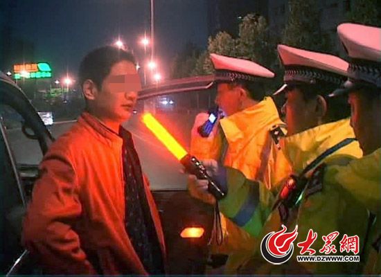 张某轻轻一吹气,酒精筛查仪立马闪烁示警