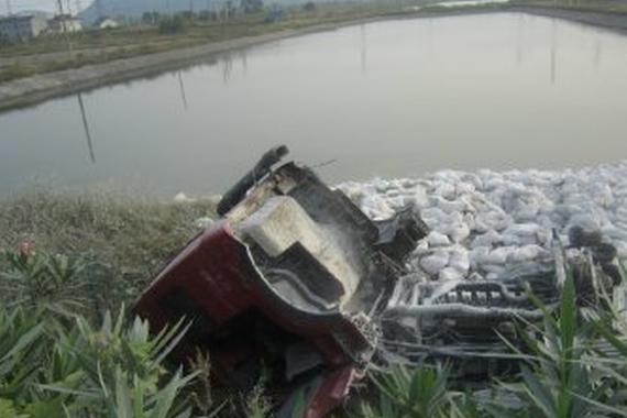 高速发生交通事故 司机因妻子喂水果走神