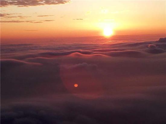日出之時(shí)，風(fēng)景壯美的簡直無法用語言來形容