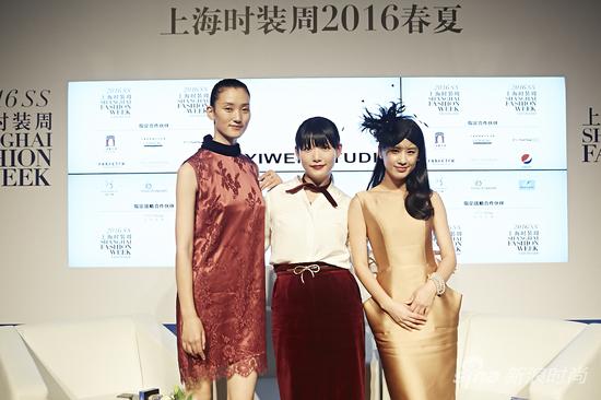 设计师曹议文与看秀嘉宾黄圣依,超模张丽娜