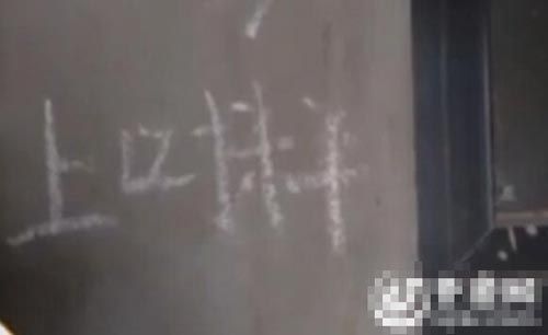 事情发生后,男子的家属赶到了现场,目前正在和开发商对死者的后续问题进行沟通。警方也已经介入调查。(视频截图)