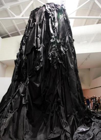 “般若——马德帆艺术展” 作品《0》 10米高 材料：毛毡和墨