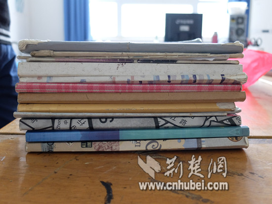 15本手稿被同学翻破了不少,有的本子被田政权用纸包上了封面