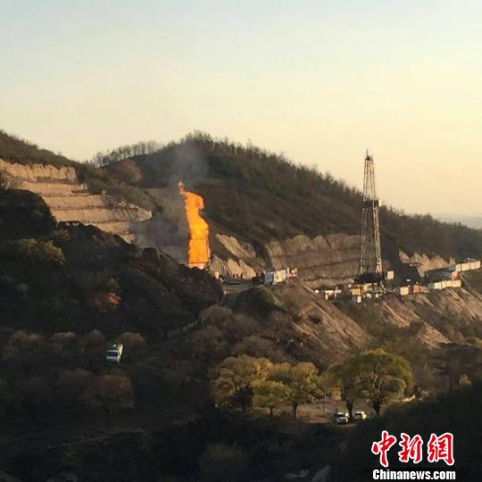 26日15時(shí)許，位于安塞縣真武洞鎮(zhèn)廟灣村的杏子川采油廠6049井場(chǎng)發(fā)生高壓氣體井噴事故，導(dǎo)致井口發(fā)生火災(zāi)事故 高慶國(guó) 攝