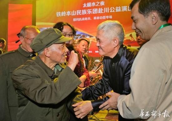 演出现场，赵本山与老兵们一一握手。