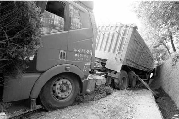 超载一倍大货车失控侧翻8个轮胎爆胎 