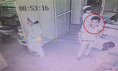 柳州这名男子撞人送医后，从医院逃逸。 视频截图