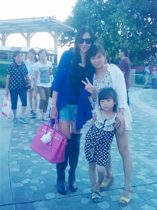 张柏芝和路人合影