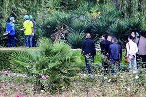 20日，女教师尸体在渭河公园一灌木丛中被发现。警方正在勘察现场