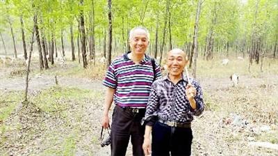 蒋汉生(左)再次到中条山看望胥敬祥