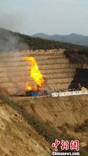 26日15時(shí)許，位于安塞縣真武洞鎮(zhèn)廟灣村的杏子川采油廠6049井場(chǎng)發(fā)生高壓氣體井噴事故，導(dǎo)致井口發(fā)生火災(zāi)事故 高慶國(guó) 攝