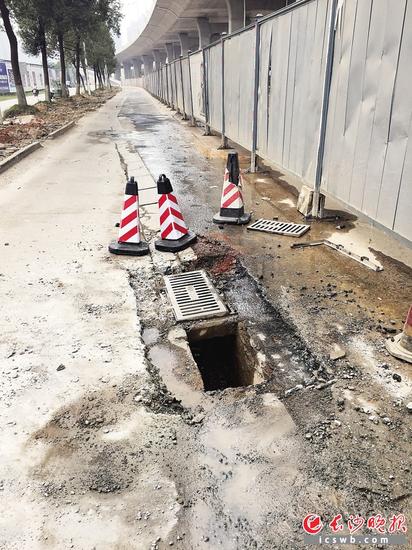 万家丽北路上一处排水沟井盖未盖，导致两名女司机接连中招。长沙晚报记者 邓艳红 摄