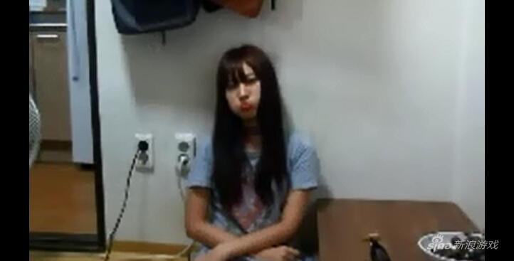 直播脱女友内衣视频_美女直播单手脱内衣(3)
