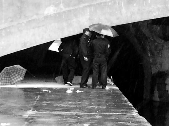 民警在現(xiàn)場勘察