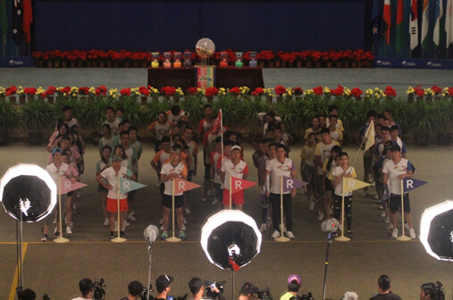 跑男团成员在国际会议中心里面录节目。