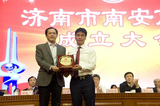 中共南安市委常委、統戰部部長丁瑞金(左)為監事長洪育福(右)授牌