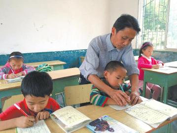 王华荣在教学生写字。