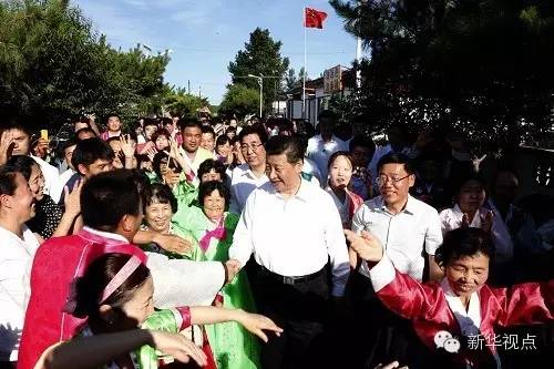 2015年7月16日，习近平在延边州和龙市东城镇光东村同当地群众在一起。记者 鞠鹏 摄