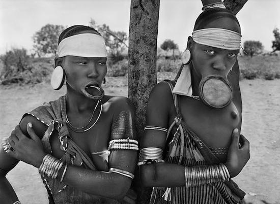 穆尔西族和苏尔玛族的妇女是目前世上唯一仍旧配戴唇盘的女性。摄于埃塞俄比亚马果国家公园达尔圭的穆尔西部落（ 2007年）