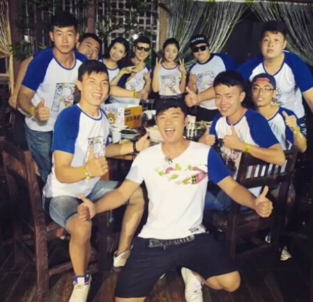 跑男团成员在国际会议中心里面录节目。