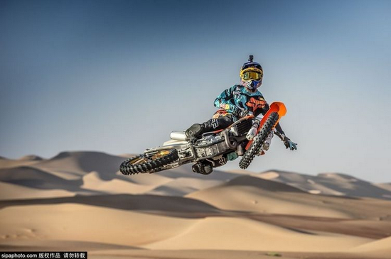 酋鲁卜哈利摩托达人夕阳下上演沙漠漂移大片_