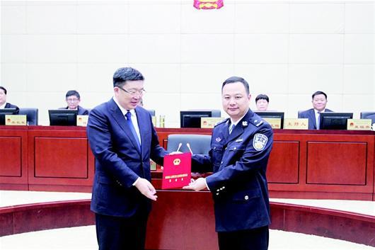 黃石新任命三名副市長 周先旺頒發(fā)任命書