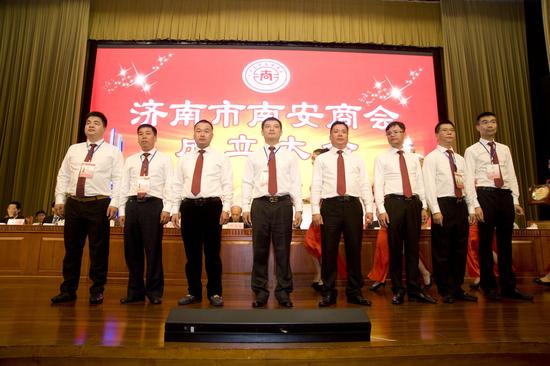 執行會長王鴻程、吳東文、陳釧源、鄭德寵、洪建安、黃天助、黃文炳、黃劍峰上臺接牌
