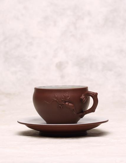 顾景舟制 松鼠葡萄十头套组茶具——杯及杯托

　　杯托直径：14.9 cm

　　杯高：6.5 cm、杯宽：11.9 cm