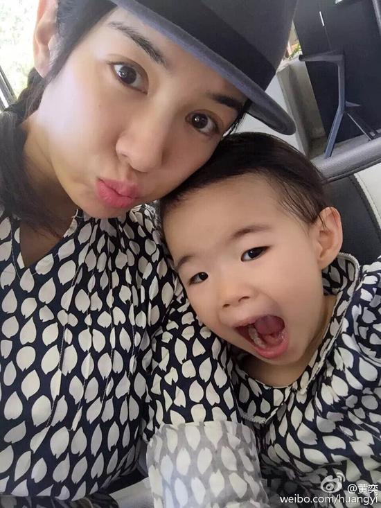 黄奕母女亲子装温馨