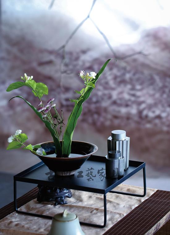 焚香、点茶、挂画、插花,古人崇尚的四般雅事,是真正的精致生活,值得传承。这也是黄劲榕近年来一直努力在做的事情。