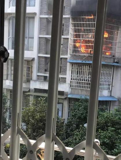 宁波1居民小区上午突发火灾 一对母子罹难(组