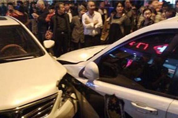 南京警车避行人致7车连撞 检测显示非酒驾