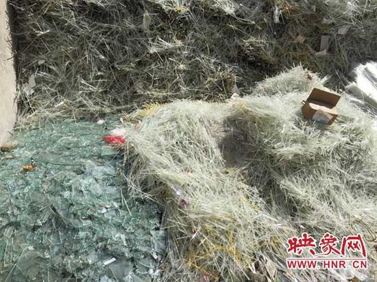 車間門外凌亂地堆放著廢棄的溫度計。