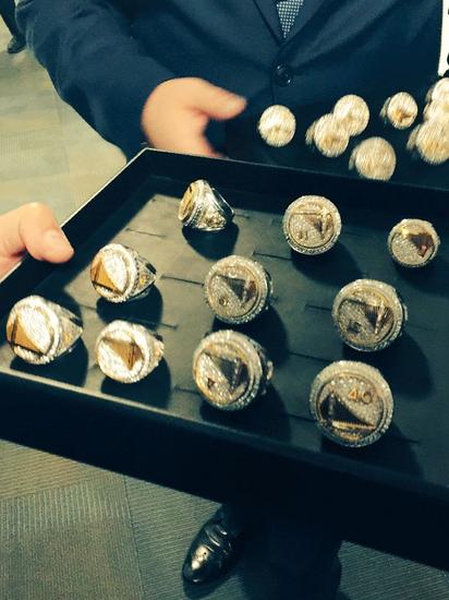 40年!勇士升起总冠军旗 库里戴戒指享MVP呼声_NBA_新浪竞技风暴_新浪网