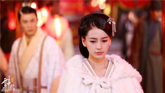 Angelababy回应演技质疑:很多不足在摸索