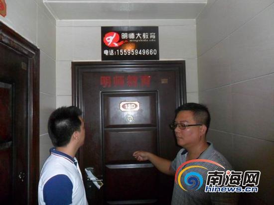 当南海网记者和琼山教育局的相关工作人员到该公司送达《整改通知书》时,却发现大门紧锁,多次敲门无人应答。(南海网记者孙令正摄)