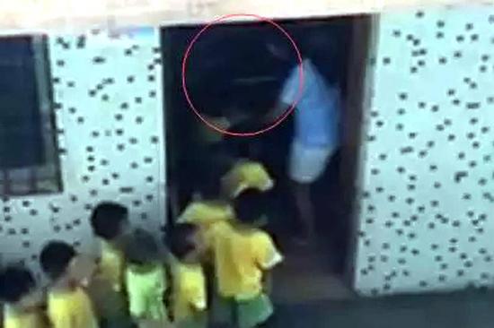 广东幼师用竹棍抽打幼童 孩子排队挨打