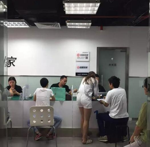 徐小姐来到手机现身的这家广州维修店。
