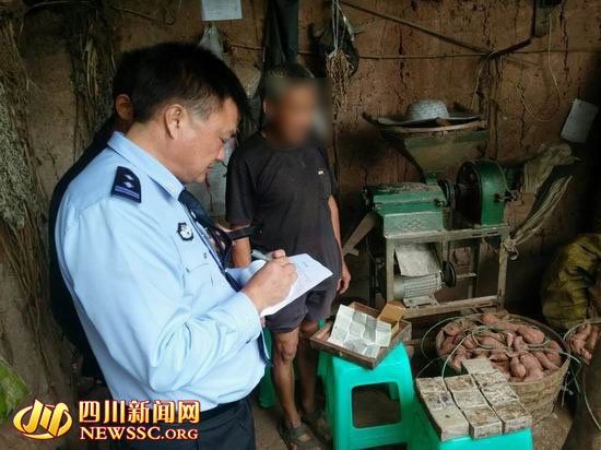 民警在卢大爷家中调查(警方供图)